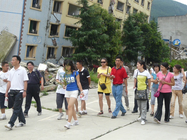 組織員工到北川災(zāi)后重建項(xiàng)目進(jìn)行實(shí)地考察